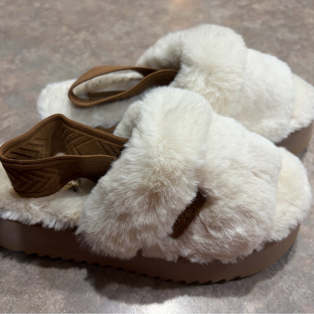 Koolaburra by UGG Cream/brown Furry Slippers